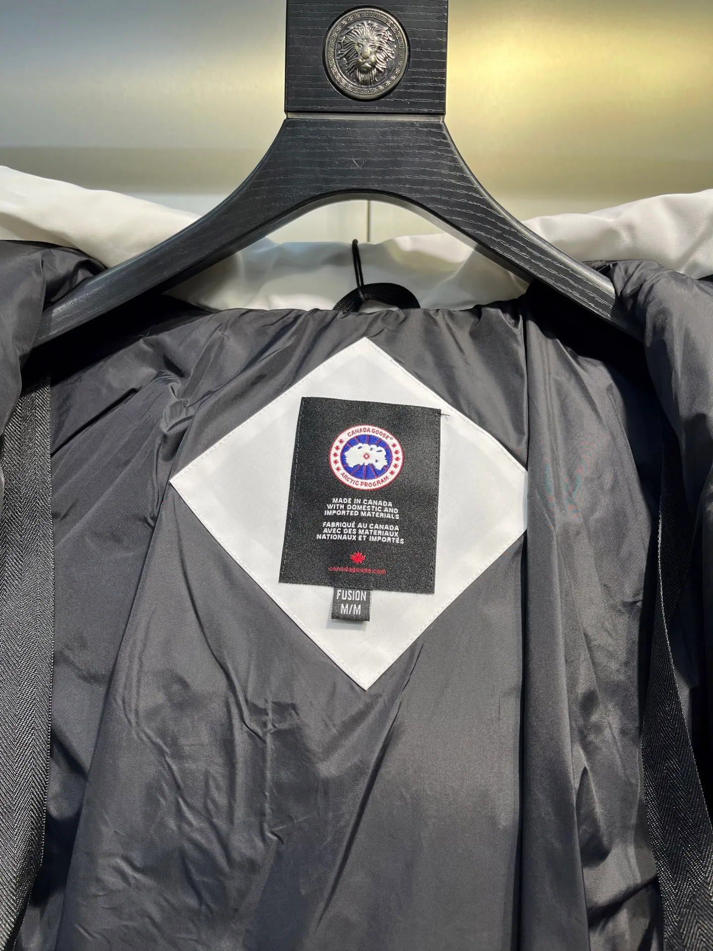 P860 Canada Goose Canada # Expedition04 Parker, a treasure of Canadian origin! Limited supply worldwide! Canada Goose Model 04 is a top-notch couple model, polar cold-proof outdoor series fur collar detachable hooded parka down jacket, the first Goose in 2024. I hope my partners like the top quality, and I hope everyone can evaluate it together! The most popular cool items of the Big Goose family in 2024 are online. The same popular product of Yi Yang Qianxi is said to be a joint limited edition Big Goose that cannot be bought in autumn and winter. If you dislike the sameness of the Big Goose in the past, then this model will definitely give you a different experience! This year's most powerful couple's collection for autumn and winter is online, a top-notch luxurious ready-to-wear style, paired with an outdoor warm down jacket with great style and charm! The most standard and classic items of the Daye family in the past two years are equipped with unique reflective stripes for embellishment, which further shows the high-end fashion performance effect. With the embellishment of hardware buckles, it has excellent performance effect. The upper body is clean, simple and elegant, even for urban leisure. It is suitable for various occasions. Designed with large pockets, this model has a large capacity and is equipped with reflective stripes, making it safer at night. It is suitable for various adventure activities. It is made of windproof and waterproof technical materials. The interior is filled with full white duck down, which is absolutely cold-proof and warm. It also has a stand-up collar design and fine fluff at the collar, with meticulous attention to detail! The charm of this model is also more spiritual, and the upper body has more temperament and specifications. It perfectly shows the ultra-high standard of fashionable performance of this model, integrating outdoor and life, and you can even create high-street wear! The most pinnacle limited-edition goose that we have presented so far, both in terms of design and detailed materials, it is completely outstanding. The grand and evergreen version design is matched with cool reflective elements. The overall appearance can be said to be quite high, and it has that kind of powerful outdoor performance! It combines high-end casual attributes with high-street style. It is high-grade, domineering, warm, and beautiful. The visibility of the upper body is quite strong, and the configuration of the owl element is highly brand-recognizable. It fully complements the overall brand performance and visual effects, and also has the high-end sense of fashion and fashionable performance. It is a must-buy product because it is the most awesome down brand on the planet and one of Canada's three national treasure brands. It is also a sentimental down luxury brand. In the field of polar cold-proof clothing, Goose has made an irreplaceable contribution... Size: xs s m l xl